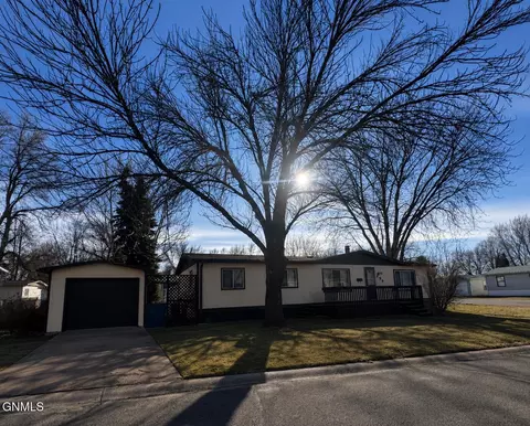 435 Piccadilly Cir, Bismarck, ND 58504