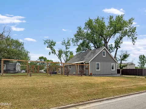 Exterior - 4 Hanks St, Grenora, ND 58845 photo 2 of 12