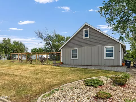 4 Hanks St, Grenora, ND 58845