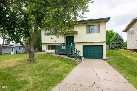 1107 Chestnut Ln, Beulah, ND 58523