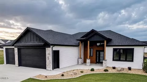 5808 Gold Dr, Bismarck, ND 58503