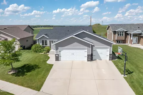 Exterior - 3905 Trident Ct NW, Mandan, ND 58554 photo 4 of 7