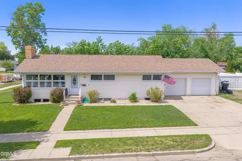 1414 6th St W, Williston, ND 58801