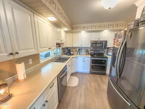 Kitchen - 1414 6th St W, Williston, ND 58801 photo 1 of 8