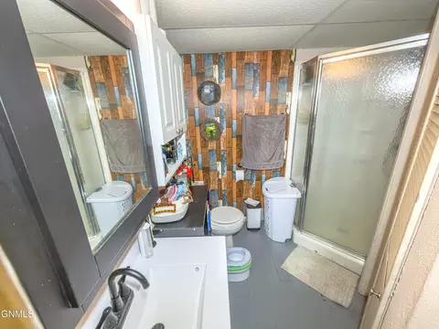 Bath - 1414 6th St W, Williston, ND 58801 photo 1 of 1