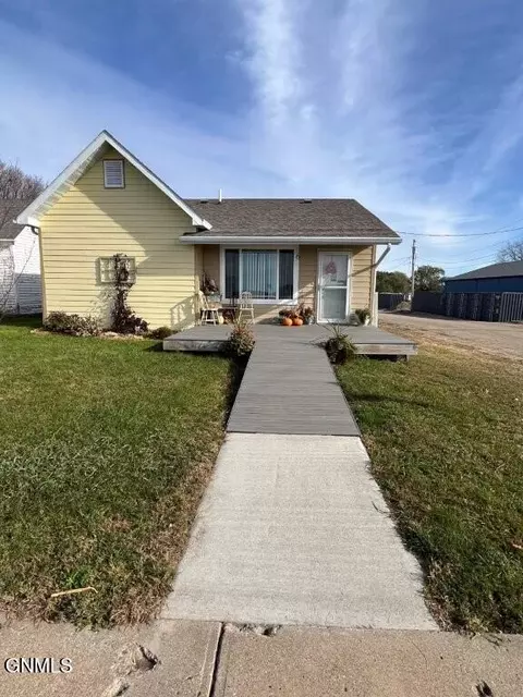 Exterior - 6 4th Ave E, Mobridge, SD 57601 photo 1 of 7