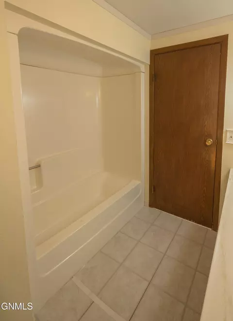 Bath - 807 20th St E, Williston, ND 58801 photo 3 of 4