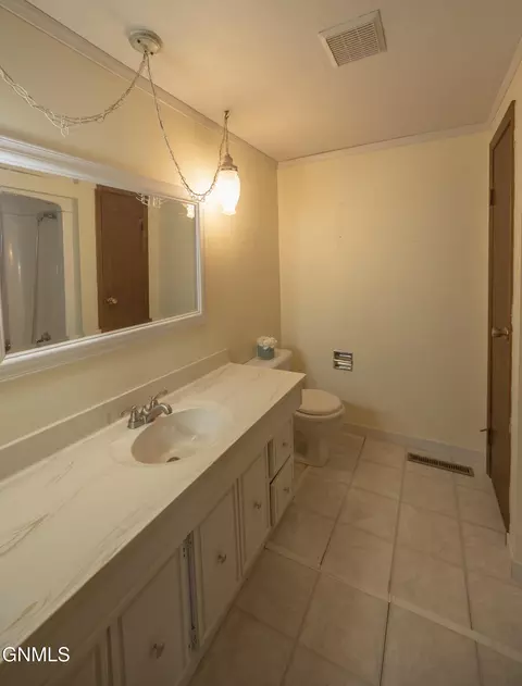Bath - 807 20th St E, Williston, ND 58801 photo 2 of 4