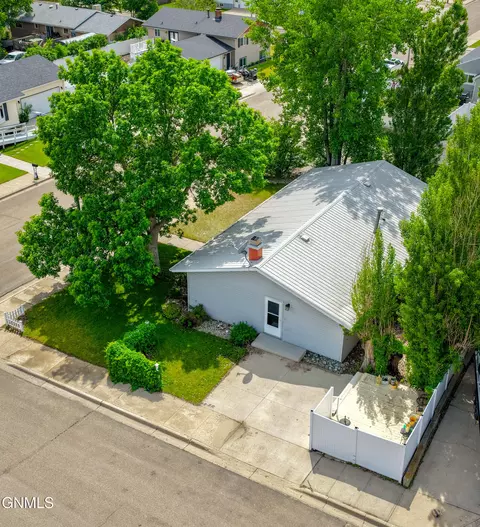 View/Area - 807 20th St E, Williston, ND 58801 photo 1 of 3
