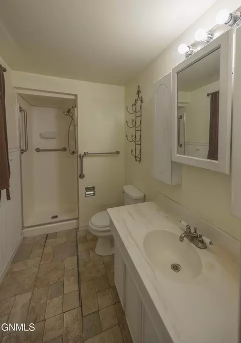 Bath - 807 20th St E, Williston, ND 58801 photo 1 of 4