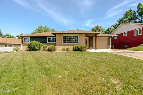 106 Divide Ave E, Bismarck, ND 58501
