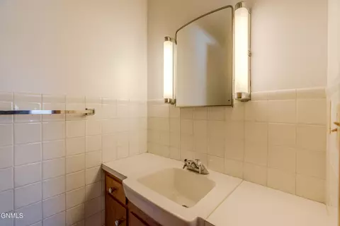 Bath - 106 Divide Ave E, Bismarck, ND 58501 photo 4 of 8