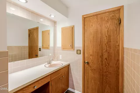 Bath - 106 Divide Ave E, Bismarck, ND 58501 photo 3 of 8