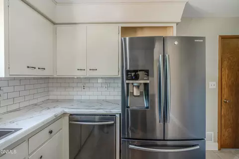 Kitchen - 106 Divide Ave E, Bismarck, ND 58501 photo 4 of 5