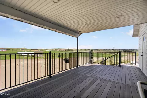 Exterior - 1114 37th Ave SE, Williston, ND 58801 photo 6 of 7