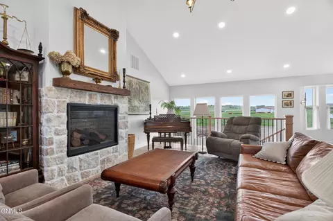 Living - 1114 37th Ave SE, Williston, ND 58801 photo 2 of 4