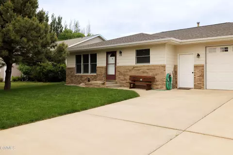 910 20th St W, Dickinson, ND 58601