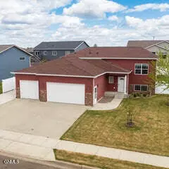 2744 Country Oak Dr, Dickinson, ND 58601