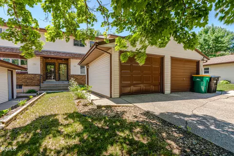 3720 Renee Dr, Bismarck, ND 58503