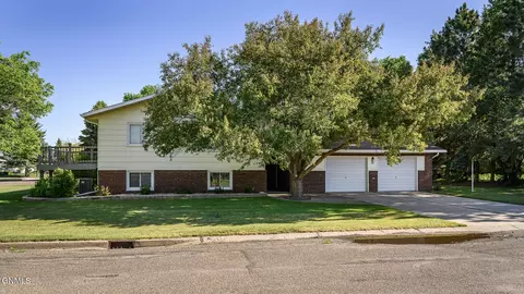 222 3rd St W, Center, ND 58530