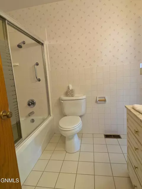 Bath - 911 3rd Ave E, Williston, ND 58801 photo 7 of 10