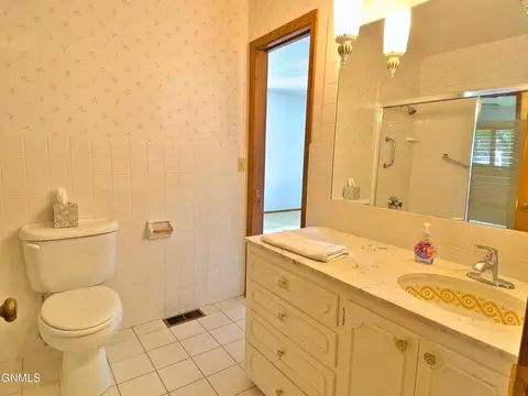 Bath - 911 3rd Ave E, Williston, ND 58801 photo 5 of 10