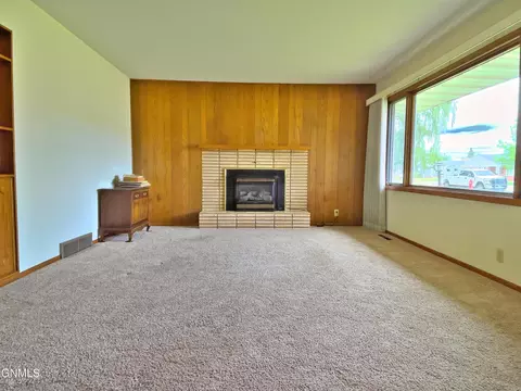 Living - 911 3rd Ave E, Williston, ND 58801 photo 2 of 3