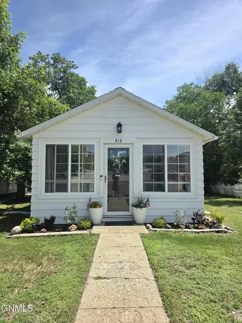 312 2nd St NE, Watford City, ND 58854