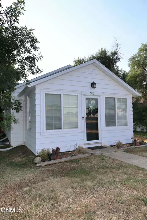 312 2nd St NE, Watford City, ND 58854