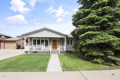 2216 8th Ave E, Williston, ND 58801 photo 2