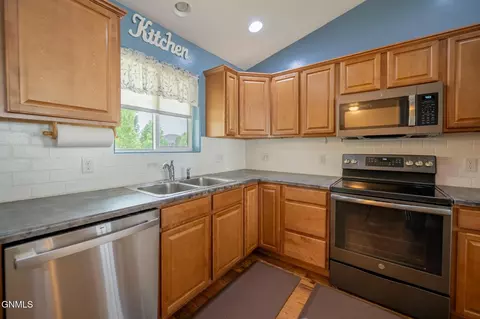 Kitchen - 2010 23rd St W, Williston, ND 58801 photo 2 of 3