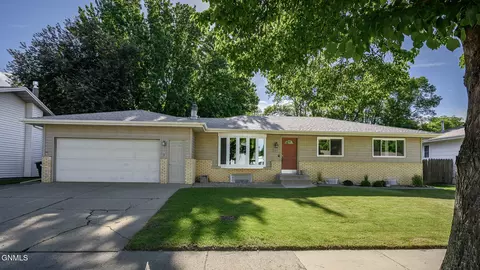 1315 Portland Dr, Bismarck, ND 58504
