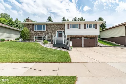 2031 N 8th St, Bismarck, ND 58501
