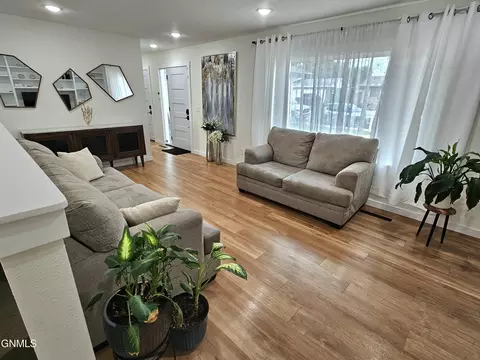 Living - 2113 9th Ave E, Williston, ND 58801 photo 2 of 5