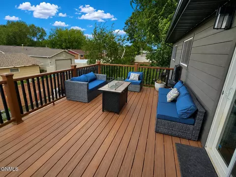 Exterior - 2113 9th Ave E, Williston, ND 58801 photo 7 of 7