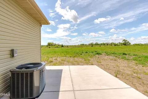 Exterior - 5531 Holmes Dr, Bismarck, ND 58504 photo 5 of 7