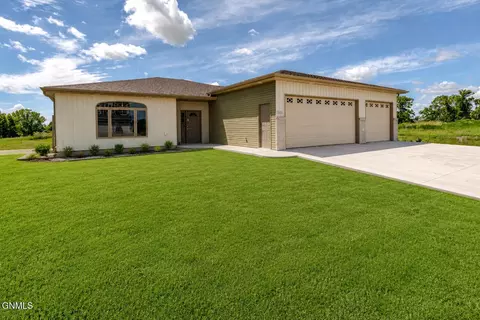 5531 Holmes Dr, Bismarck, ND 58504