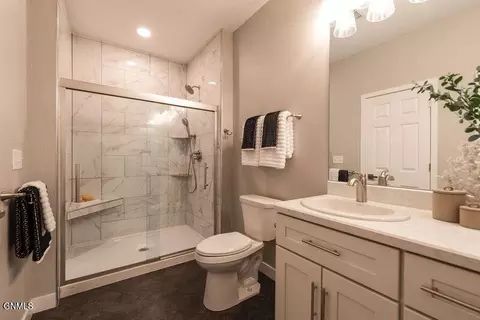 Bath - 5531 Holmes Dr, Bismarck, ND 58504 photo 5 of 5