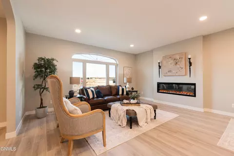 Living - 5531 Holmes Dr, Bismarck, ND 58504 photo 4 of 4