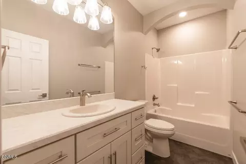 Bath - 5531 Holmes Dr, Bismarck, ND 58504 photo 3 of 5