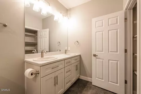 Bath - 5531 Holmes Dr, Bismarck, ND 58504 photo 2 of 5