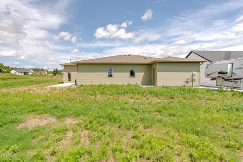 Exterior - 5531 Holmes Dr, Bismarck, ND 58504 photo 7 of 7