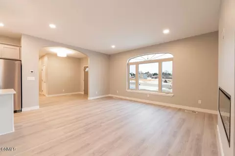 Living - 5531 Holmes Dr, Bismarck, ND 58504 photo 3 of 4