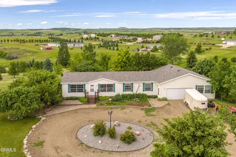 2588 Jonathan Dr N, Mandan, ND 58554