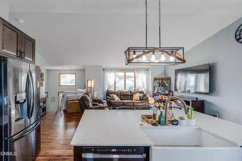 Kitchen - 1015 Plainview Dr SE, Mandan, ND 58554 photo 6 of 9