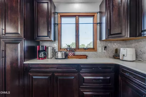 Kitchen - 1015 Plainview Dr SE, Mandan, ND 58554 photo 4 of 9