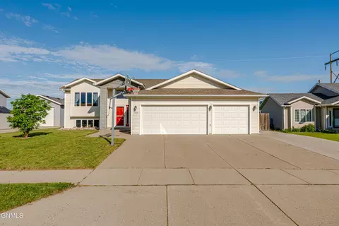 1015 Plainview Dr SE, Mandan, ND 58554