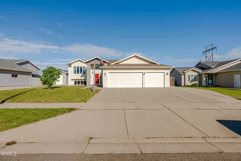 Exterior - 1015 Plainview Dr SE, Mandan, ND 58554 photo 3 of 21