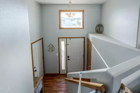 Entry Way - 1015 Plainview Dr SE, Mandan, ND 58554 photo 5 of 9