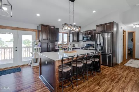 Kitchen - 1015 Plainview Dr SE, Mandan, ND 58554 photo 2 of 9